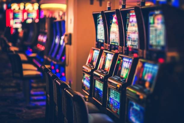 login huntertoto platform showing football, esports, and live-dealer game categories