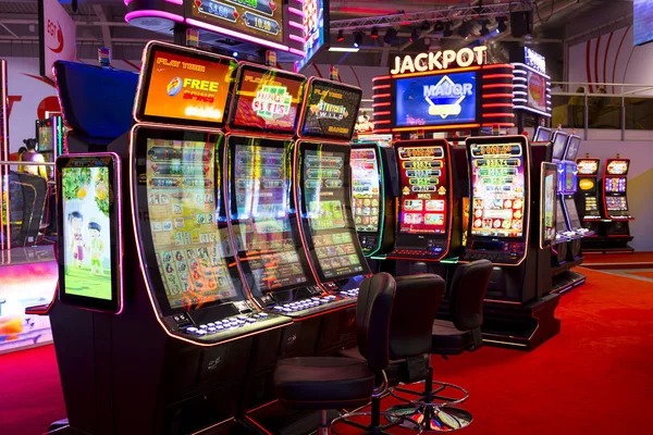 login huntertoto mobile app interface showing live football matches and casino games